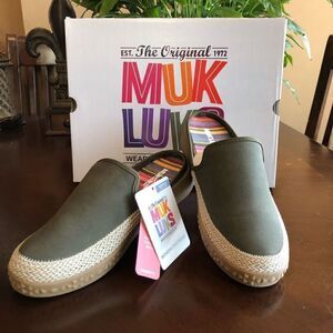MUK LUKS - 🎉HP🎉 L Sz 6.5 Green Street Kings Highway Faux Leather Clogs. NWTIB!